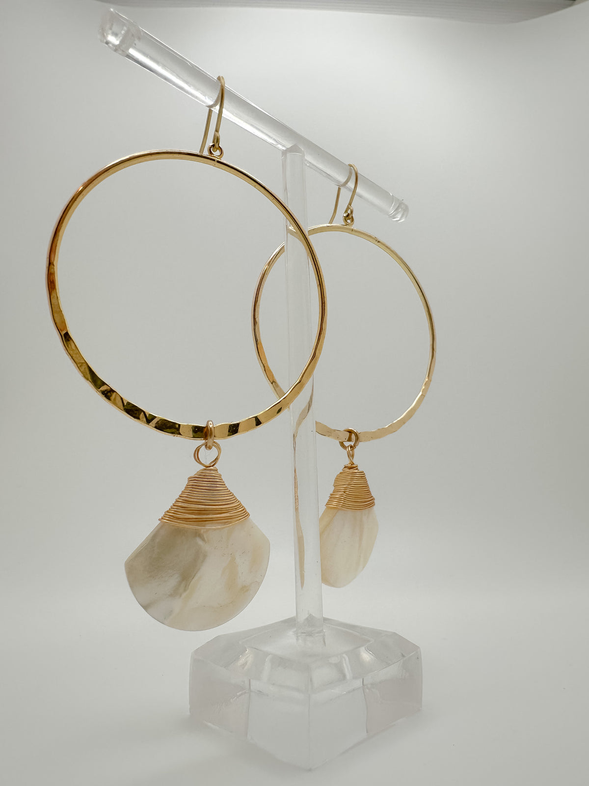 Shell Fan & Hammered Hoop Earrings in Gold