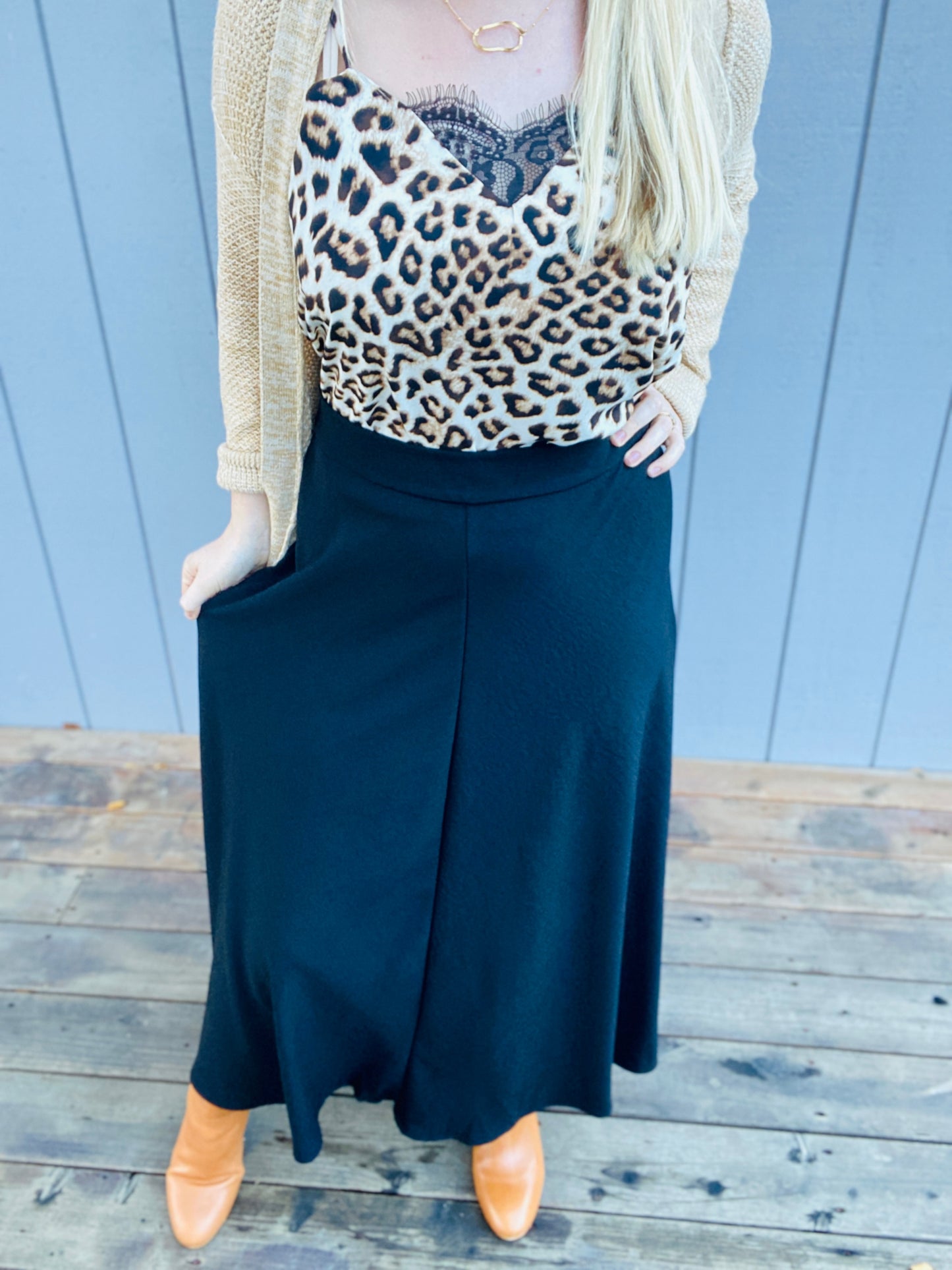 (L) Twirly Midi Skirt in Black