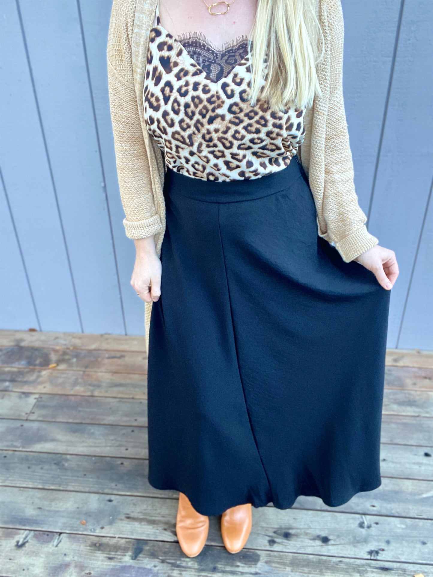 (L) Twirly Midi Skirt in Black