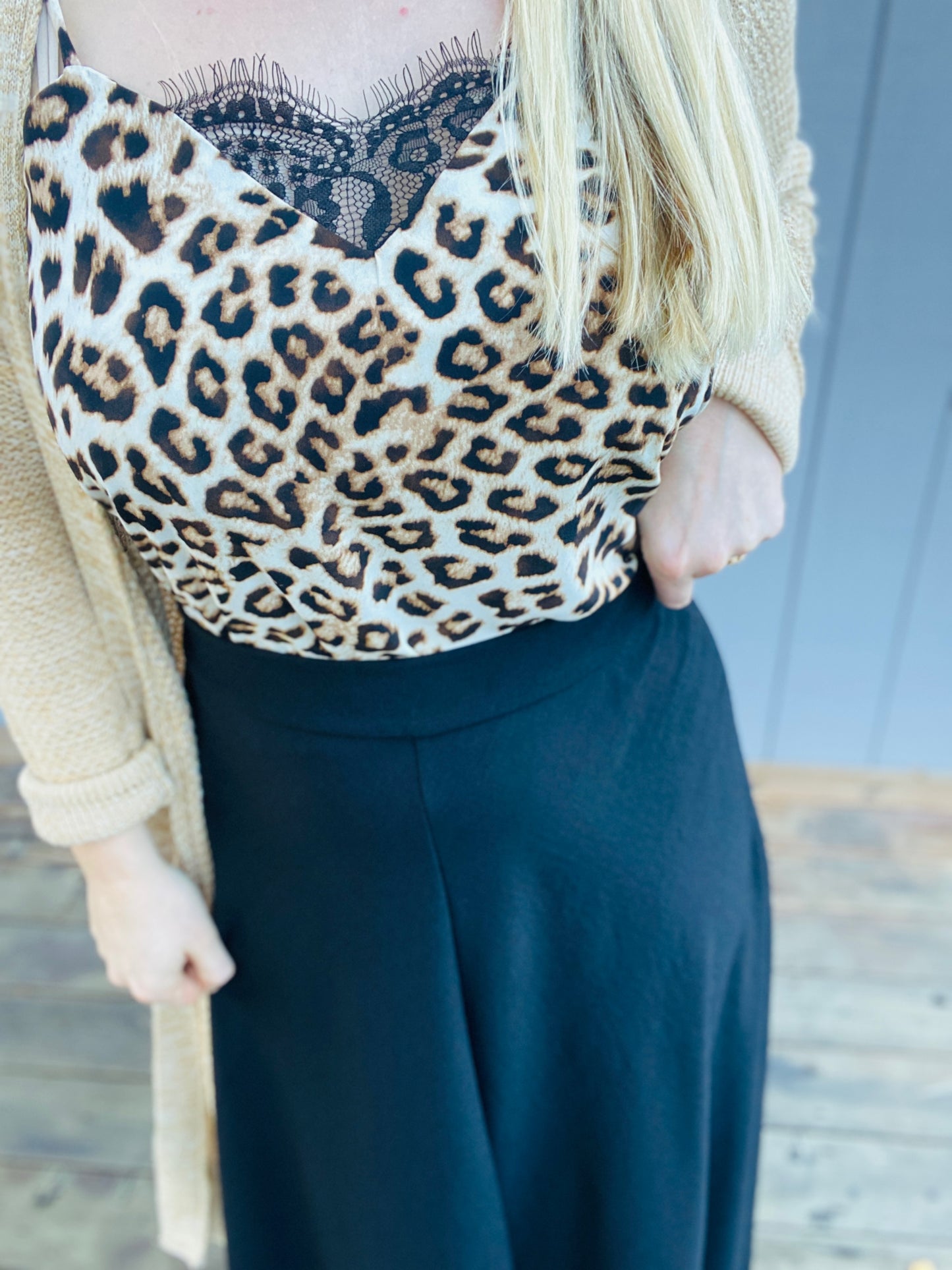 (L) Twirly Midi Skirt in Black