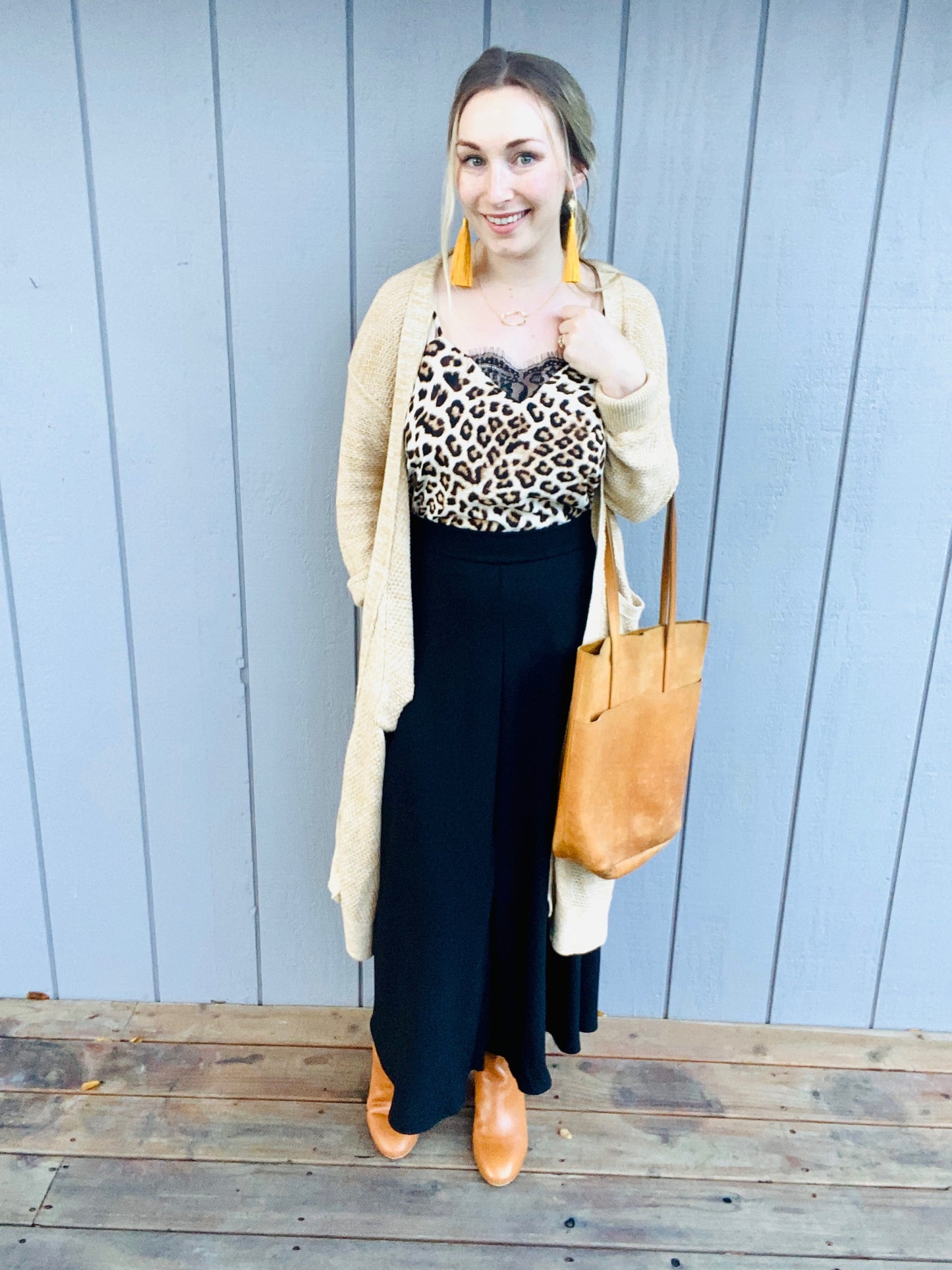 (L) Twirly Midi Skirt in Black