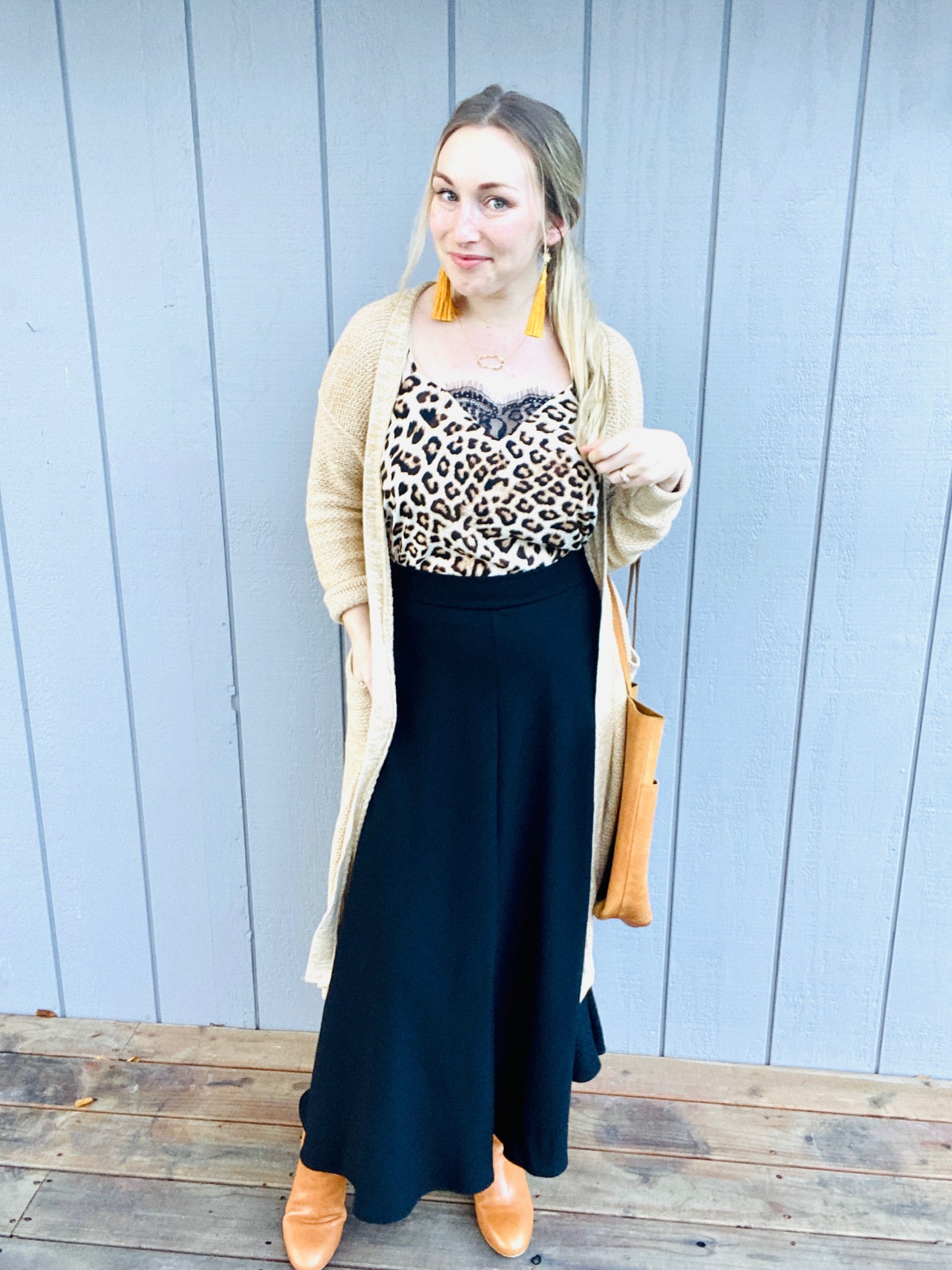 (L) Twirly Midi Skirt in Black