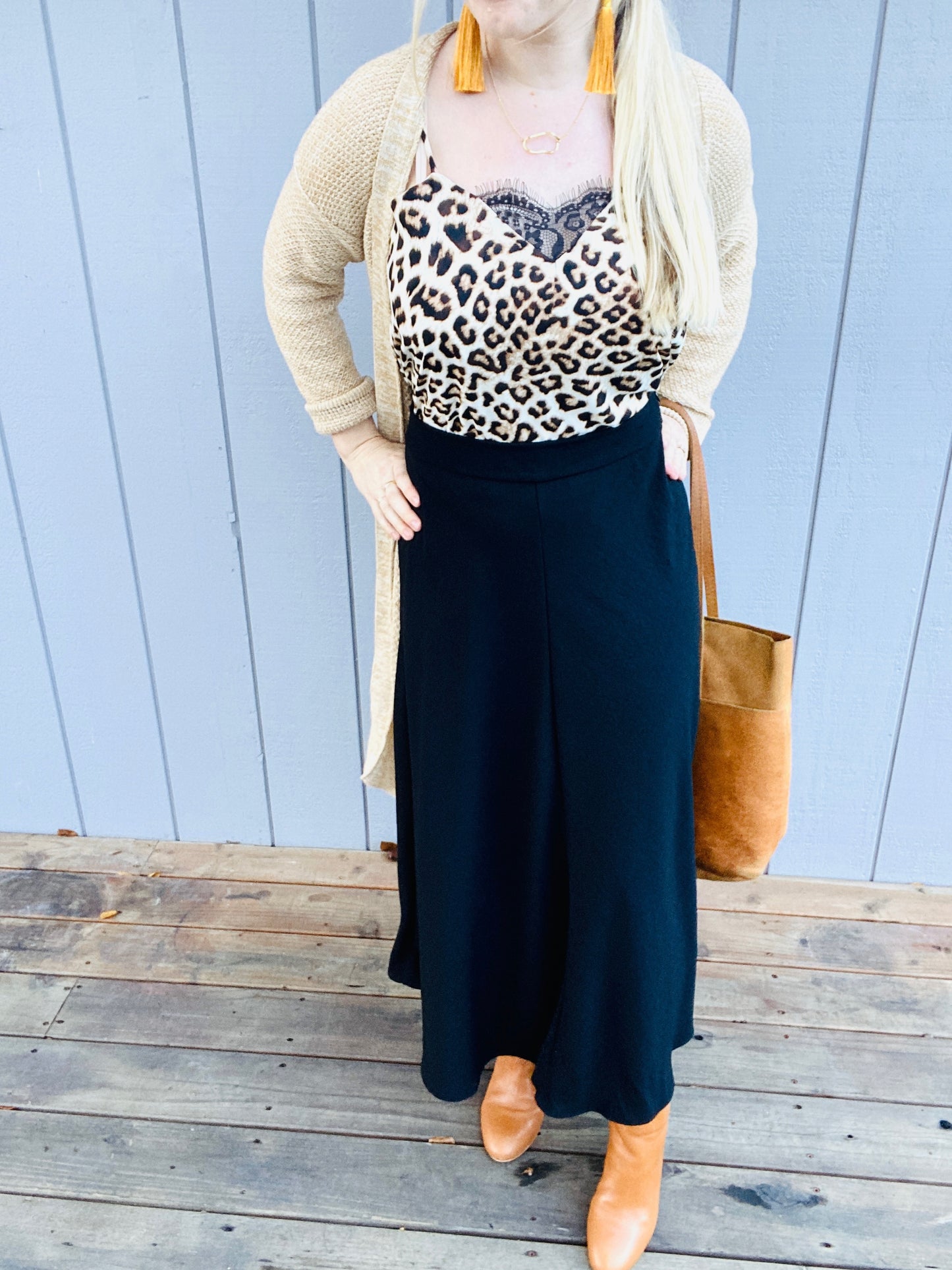 (L) Twirly Midi Skirt in Black