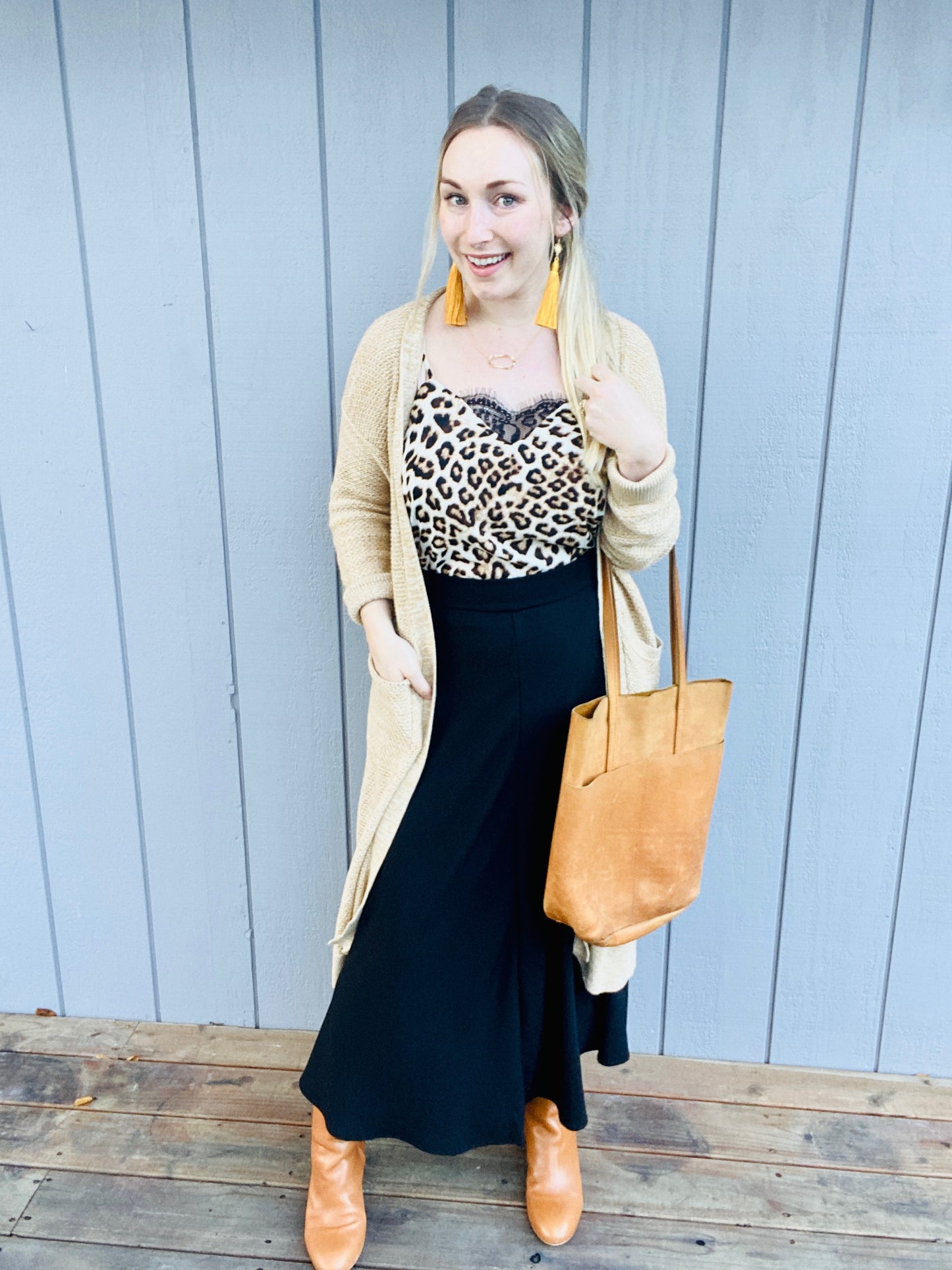 (L) Twirly Midi Skirt in Black