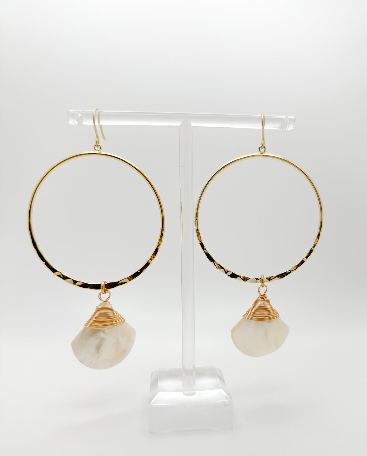 Shell Fan & Hammered Hoop Earrings in Gold