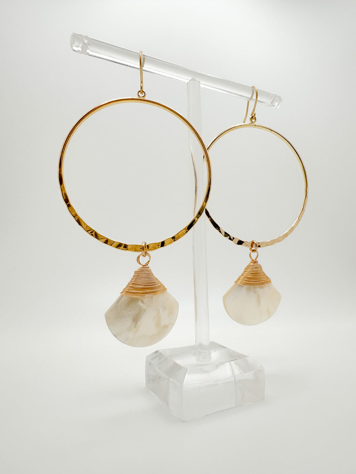 Shell Fan & Hammered Hoop Earrings in Gold