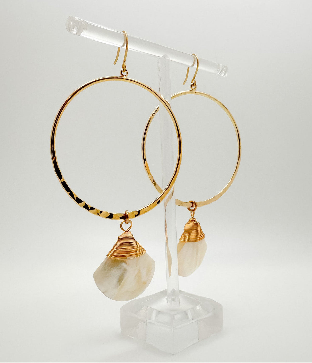 Shell Fan & Hammered Hoop Earrings in Gold