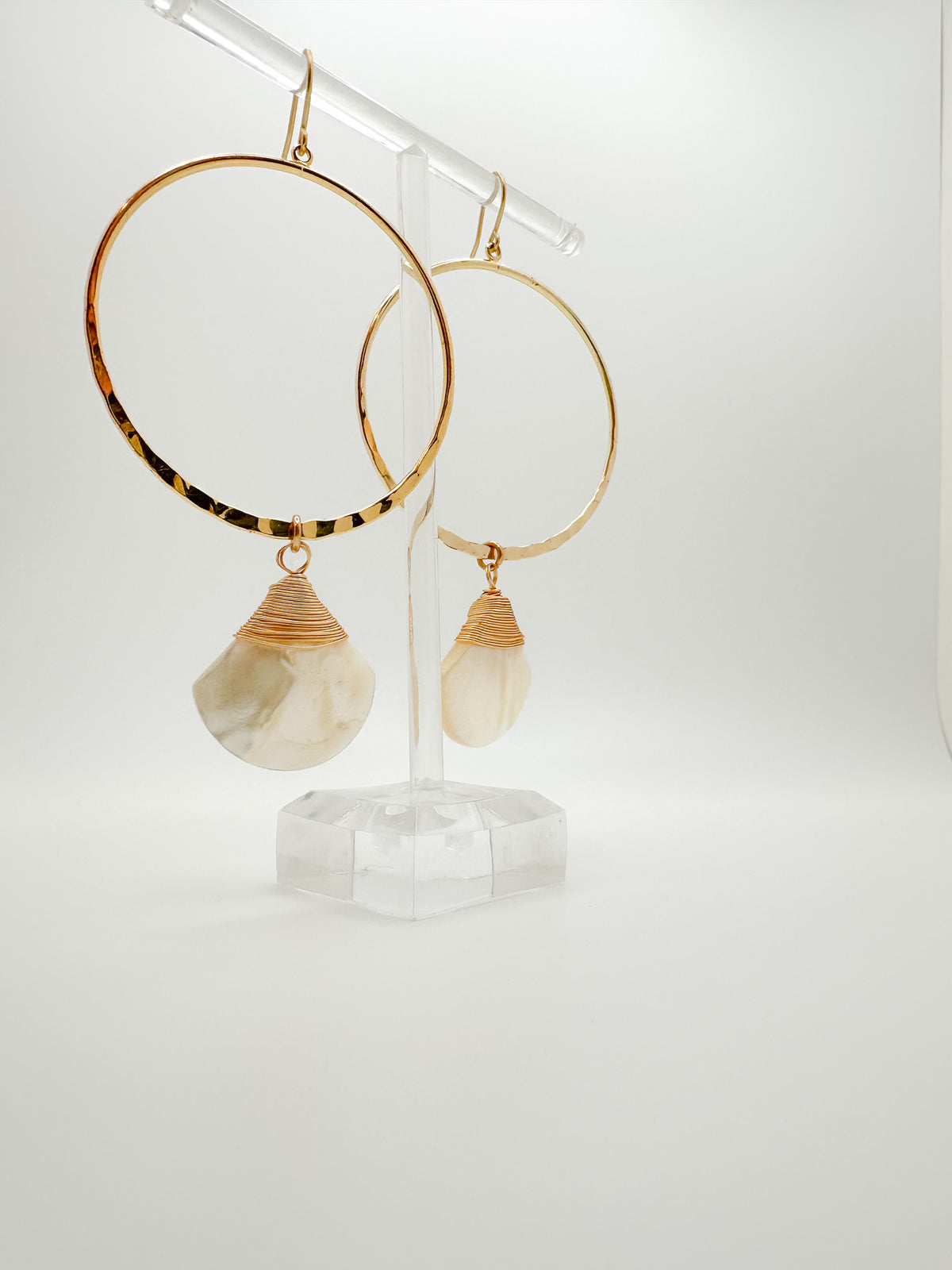 Shell Fan & Hammered Hoop Earrings in Gold